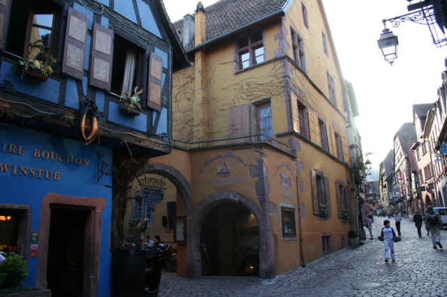 La rue principale de Riquewihr La rue principale de Riquewihr