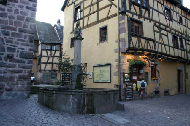 Une fontaine de Riquewihr Une fontaine de Riquewihr