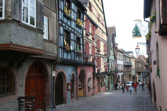 La rue principale de Riquewihr La rue principale de Riquewihr