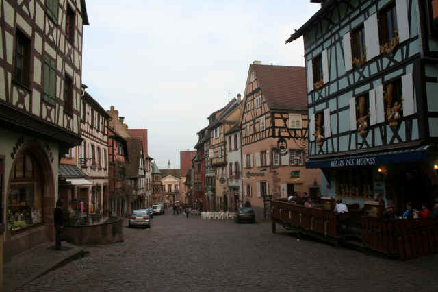 La rue principale de Riquewihr La rue principale de Riquewihr