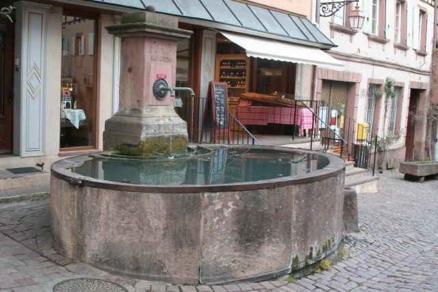 Une fontaine de Riquewihr Une fontaine de Riquewihr