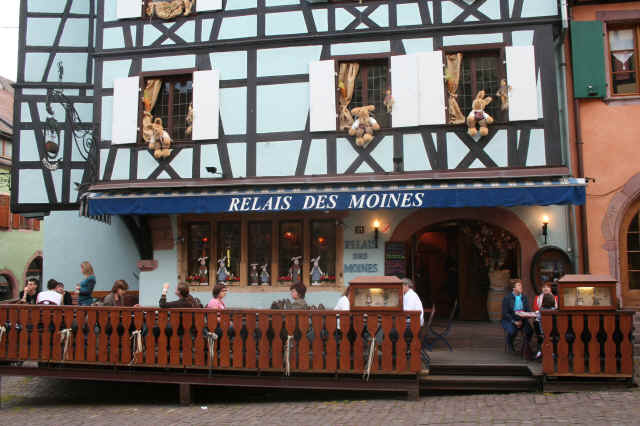 La rue principale de Riquewihr La rue principale de Riquewihr
