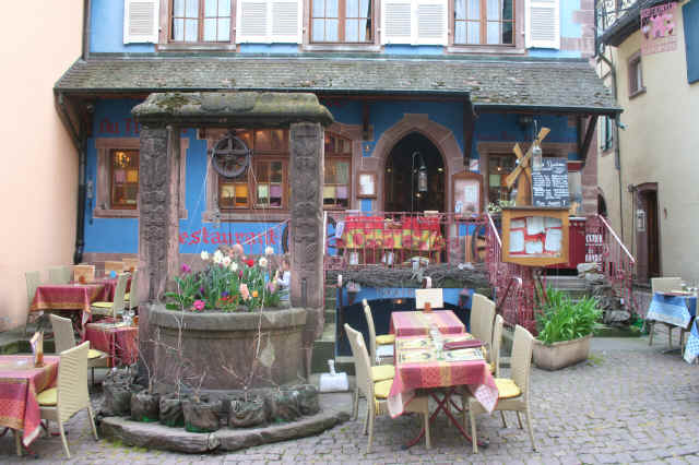 La rue principale de Riquewihr La rue principale de Riquewihr